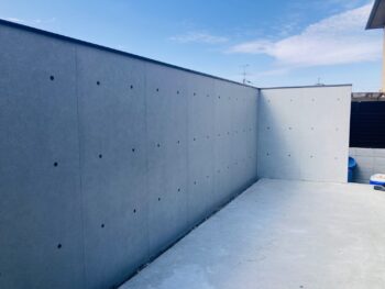 プライベート空間をつくる「コの字型」グランドアートウォール施工事例