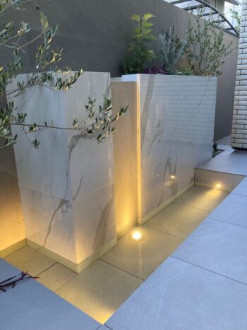 水と光が映える、グランドアートウォールのある外構